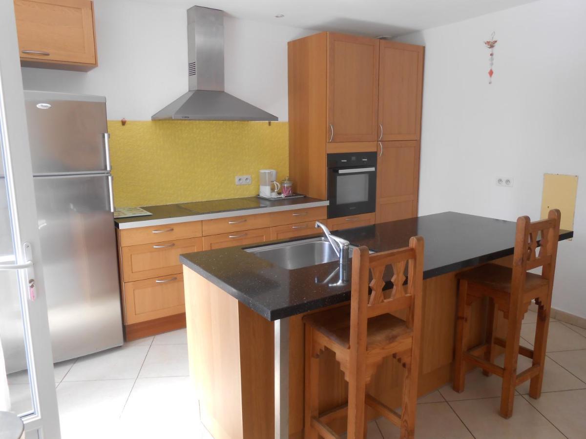 Maison Spacieuse Et Agreable Saint-Georges-de-Luzencon Ngoại thất bức ảnh