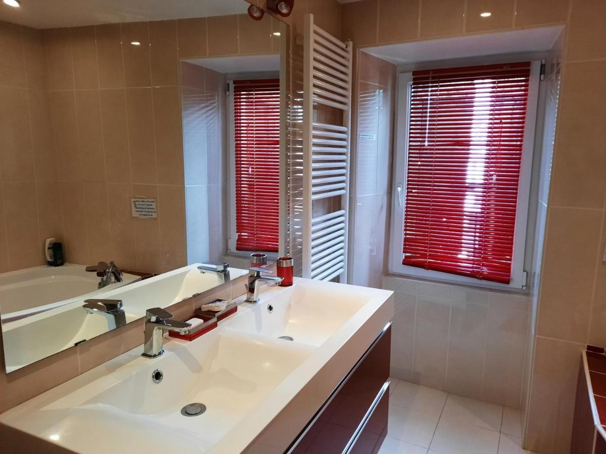 Maison Spacieuse Et Agreable Saint-Georges-de-Luzencon Ngoại thất bức ảnh