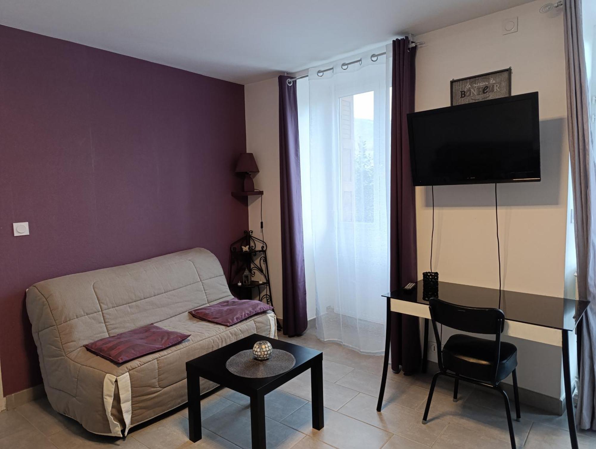 Maison Spacieuse Et Agreable Saint-Georges-de-Luzencon Ngoại thất bức ảnh