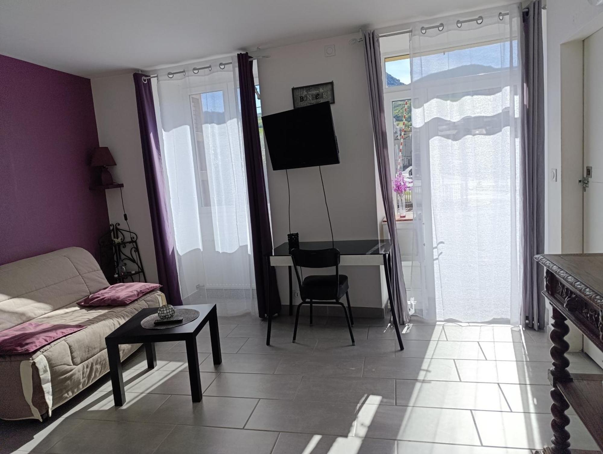 Maison Spacieuse Et Agreable Saint-Georges-de-Luzencon Ngoại thất bức ảnh