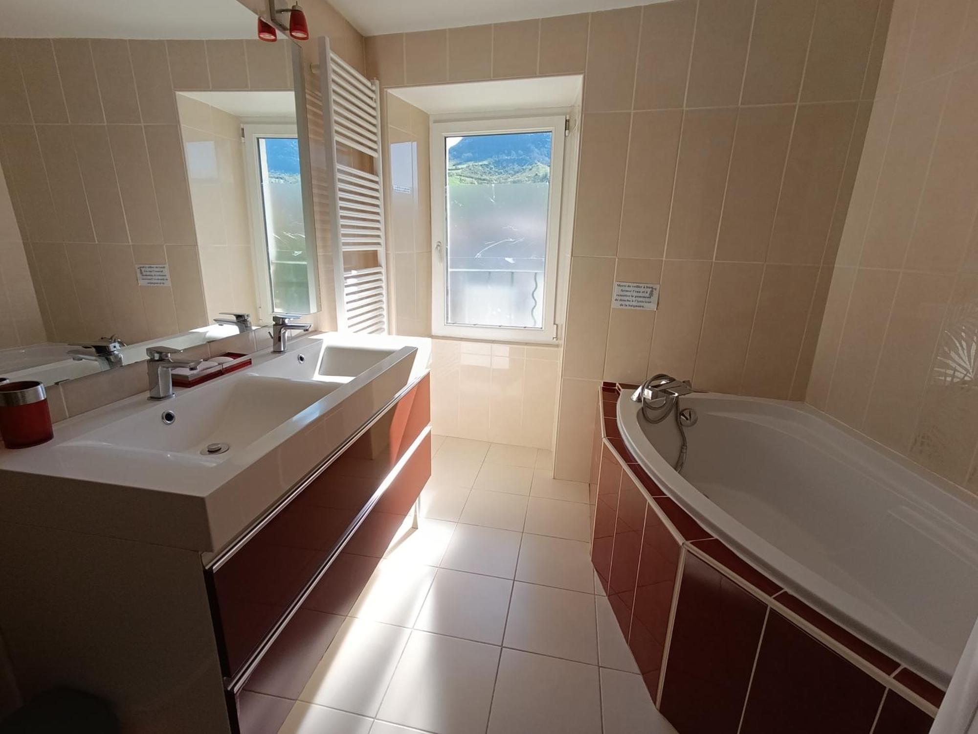 Maison Spacieuse Et Agreable Saint-Georges-de-Luzencon Ngoại thất bức ảnh